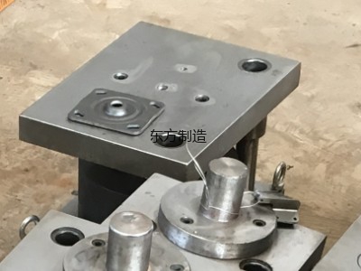 脚轮底板压轨道模具