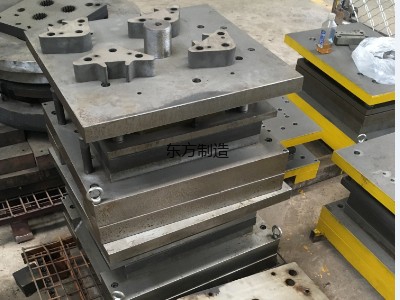 轻型脚轮级进模具